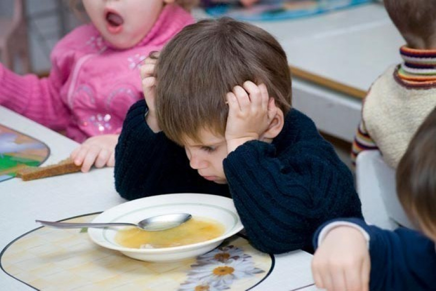 Под Волгоградом в детском саду в каше найдены примеси металлов