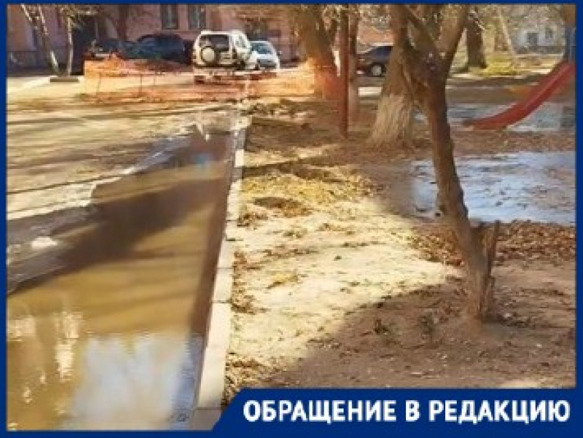 "Топит дома, спецслужбы бездействуют": волгоградцы сняли на видео ледяной потоп