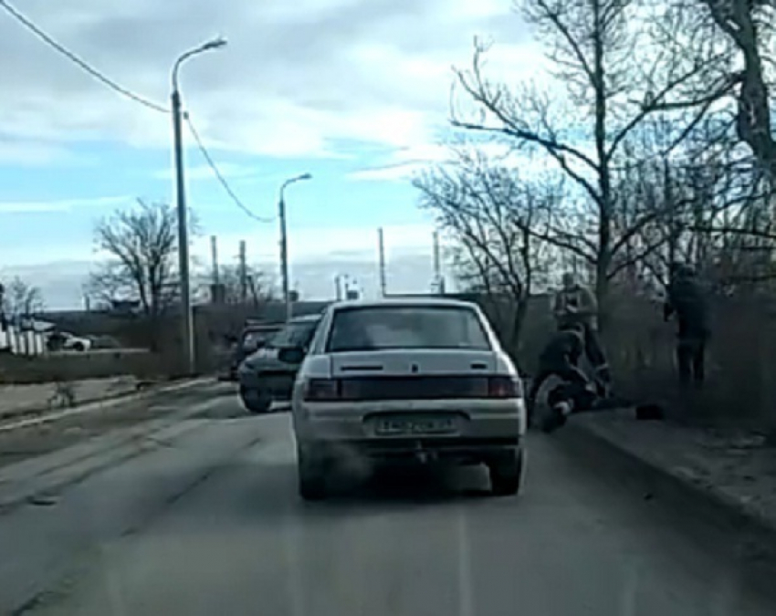 Водители Волгограда сняли на видео задержание гаишников на Водстрое