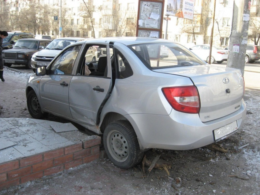 В Волгограде водитель чуть не сломал себе шею, врезавшись в пень