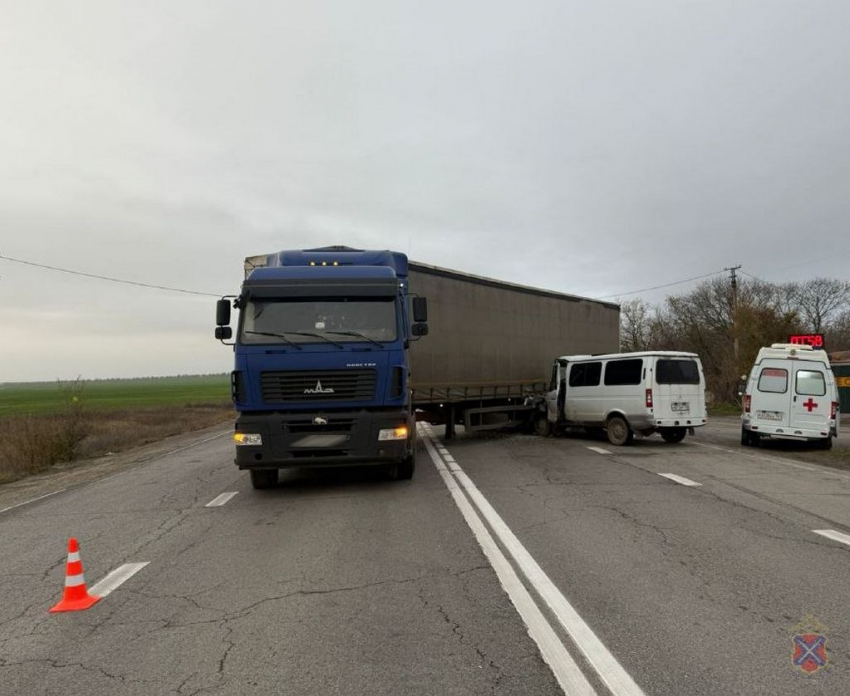 «Соболь» без шансов влетел в «МАЗ» на трассе под Волгоградом: водитель погиб