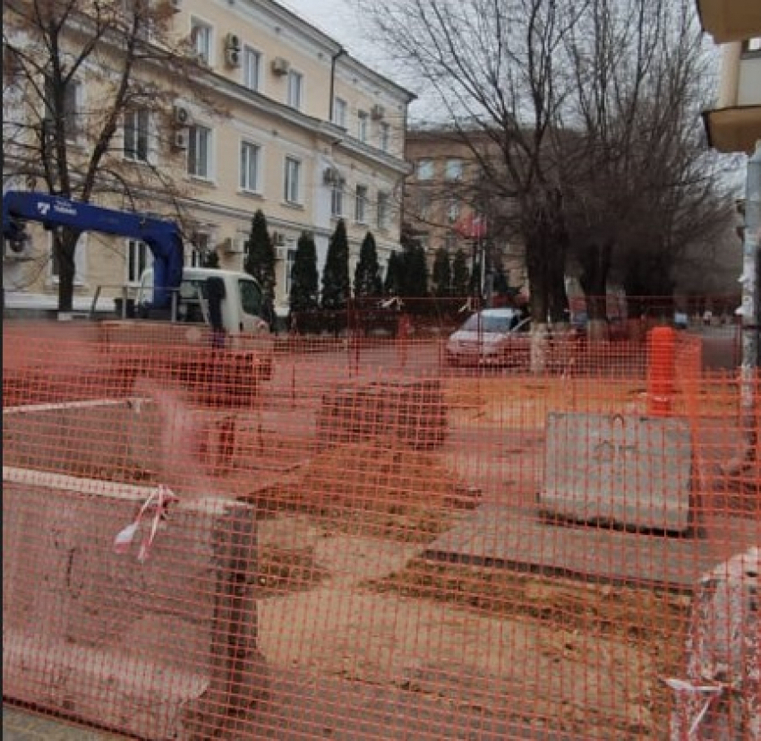 Прогнило все: в центре Волгограда тротуар провалился у здания мэрии