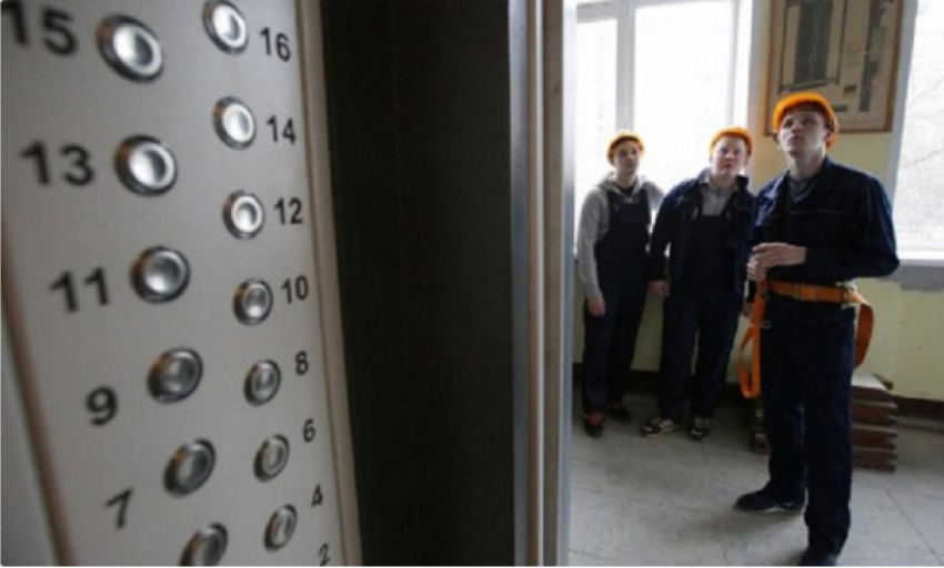 В Волгограде в многоэтажке демонтируют аварийный лифт