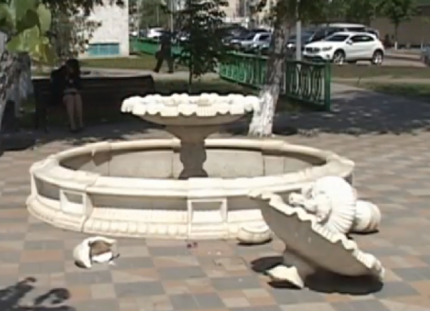 Вандалы уничтожили фонтан в красивейшем сквере Фролово