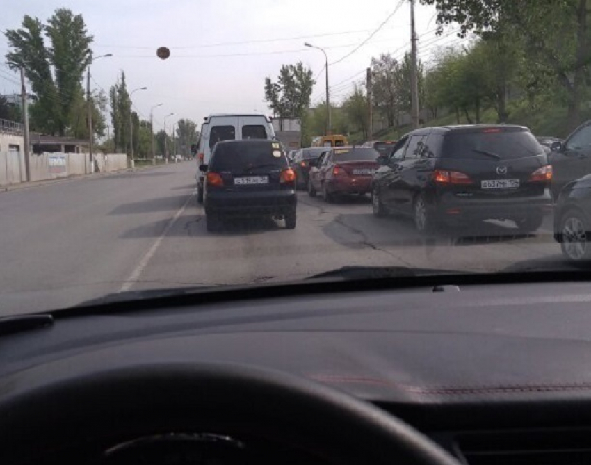 Улица Рокоссовского встала в пробку в Волгограде