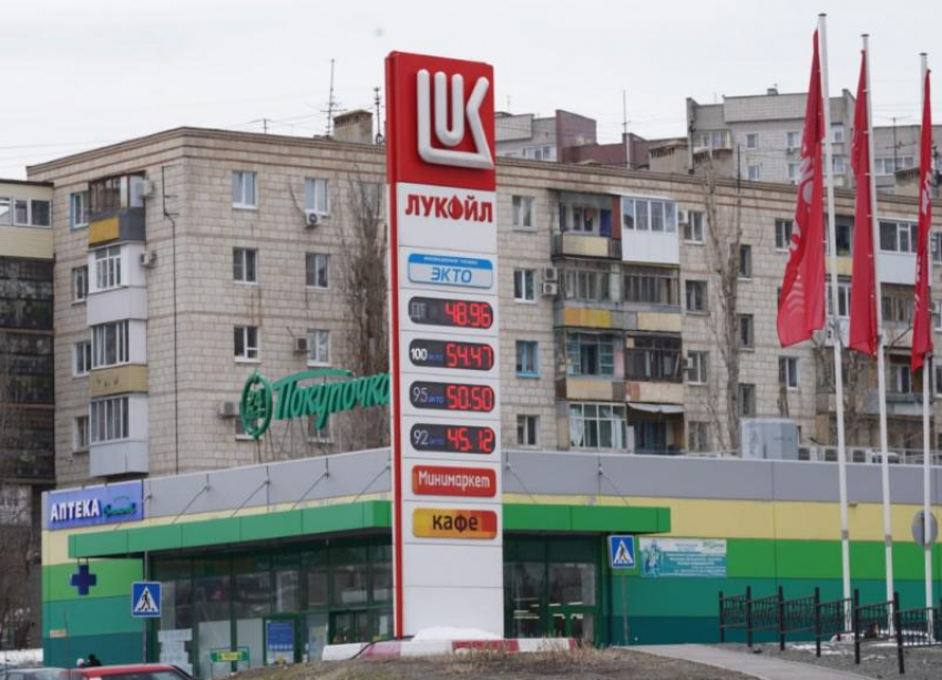 УФАС заставило снизить цены на бензин на заправках «Лукойла» в Волгограде