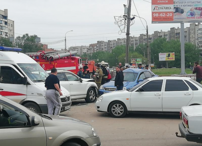 Chevrolet столкнулась с Volkswagen и протаранила забор на юге Волгограда: собирается пробка