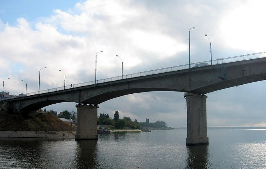 Шутник, «заминировавший» мост под Волгоградом, будет мести улицы 1,5 года