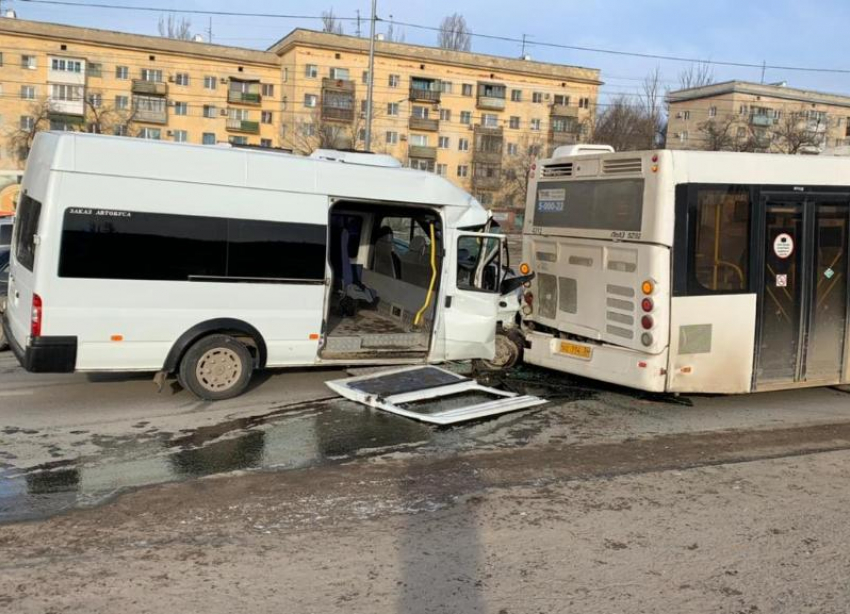 Водитель маршрутки №70А протаранил автобус в Волгограде: пять пострадавших