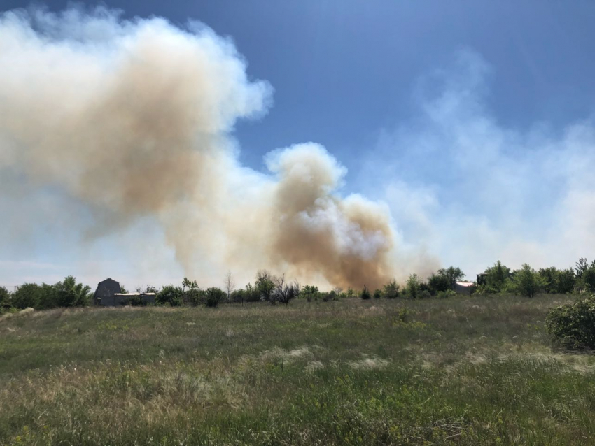 Страшный пожар у поселка попал на видео под Волгоградом