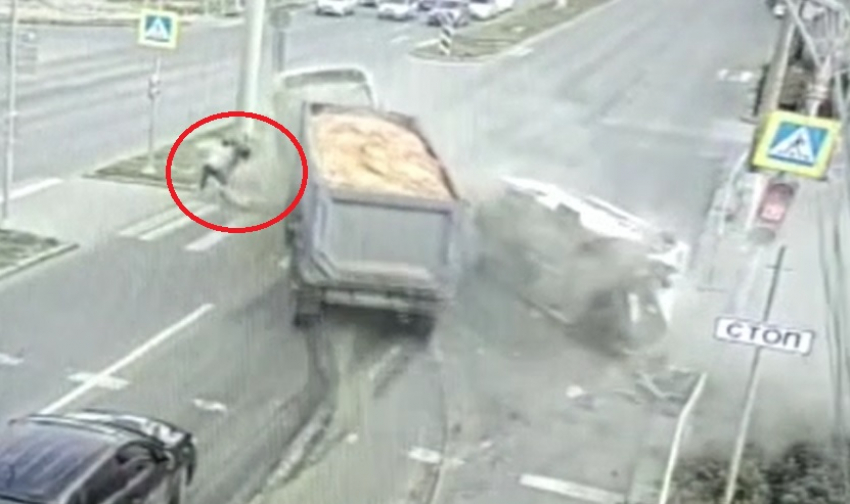 Пешеходы оказались в сантиметрах от протаранившего маршрутку грузовика: видео момента ДТП в Волгограде
