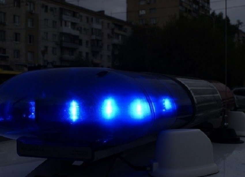 Полиция ищет лихача, сбившего во дворе дома 80-летнего пенсионера в Волгограде