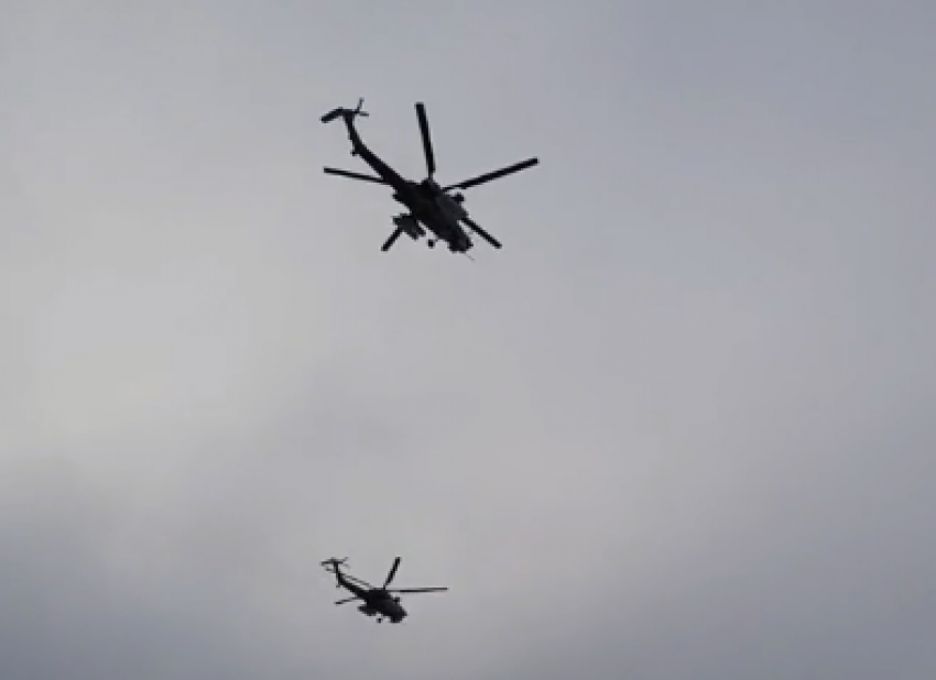 Тренировки авиации в небе над Волгоградом попали на видео
