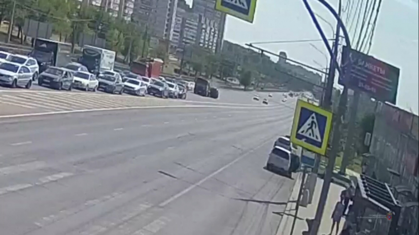 Кувырок иномарки на оживленной Продольной в Волгограде попал на видео 