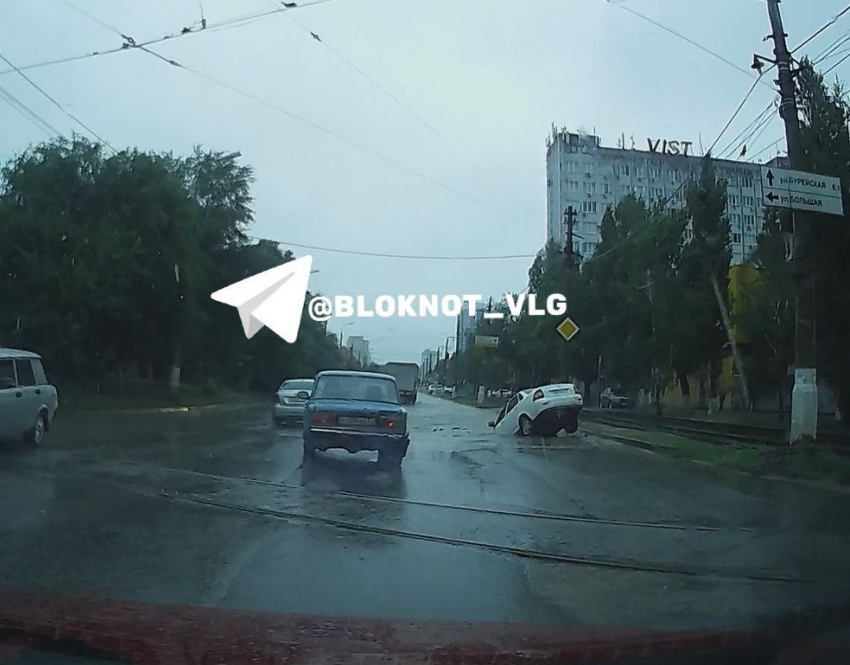 «Лада» провалилась под землю рядом с трамвайными путями в Волгограде —видео 