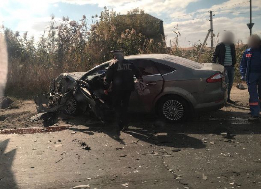 Ставший грудой металла после столкновения с  ВАЗом Ford Mondeo попал на видео в Волгограде