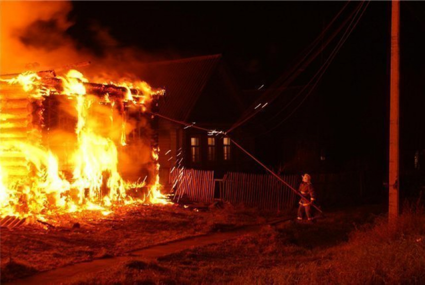 50-летняя женщина едва не сгорела заживо в своем доме в Волгоградской области