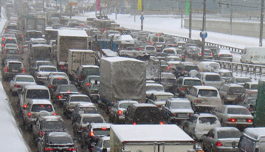 Самарский разъезд и улица Качинцев стоят в пробках в Волгограде