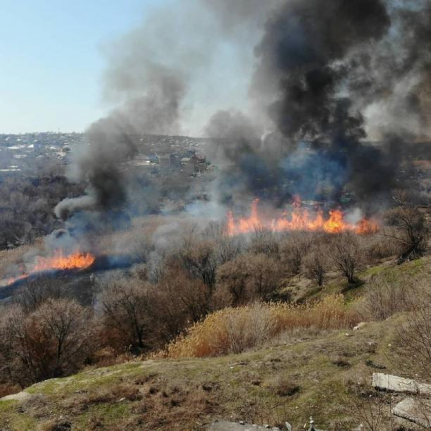 Крупный пожар бушует рядом с областной больницей в Волгограде