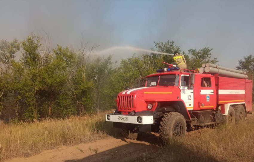 Крупный ландшафтный пожар вспыхнул под Волгоградом