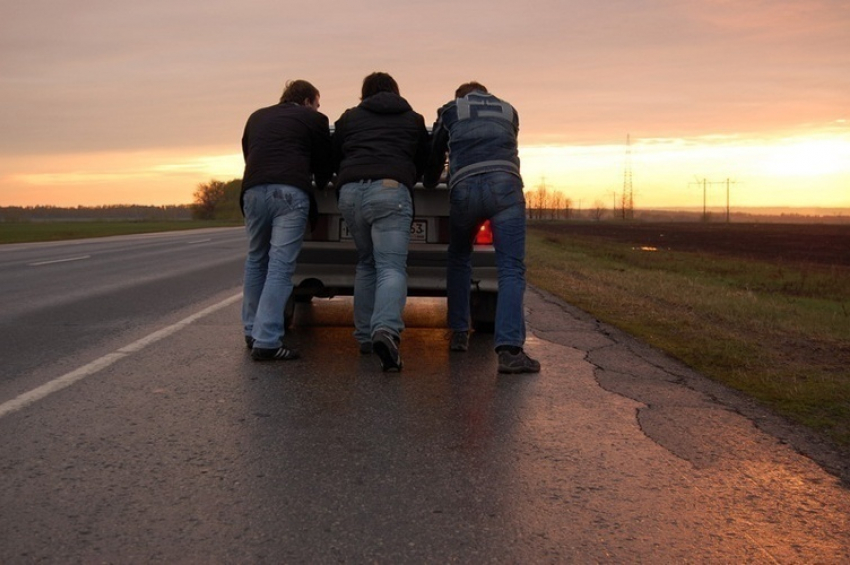 Толкавшего ВАЗ-2106 водителя под Волгоградом сбила «Газель»