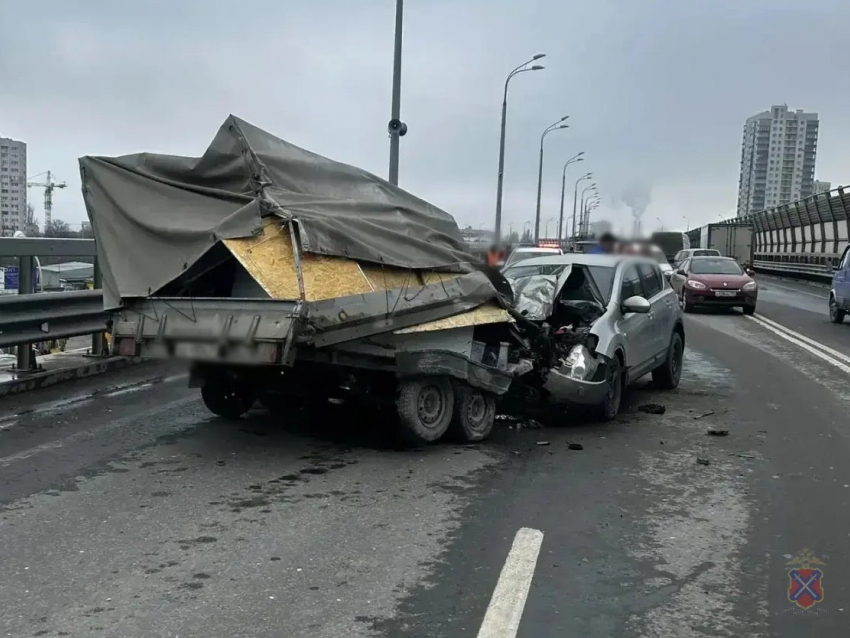 Прицеп оторвался у Hyundai на съезде с моста в Волгограде