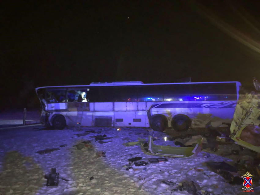 На трассе под Волгоградом столкнулись грузовик, бензовоз и пассажирский автобус: пострадали 9 человек