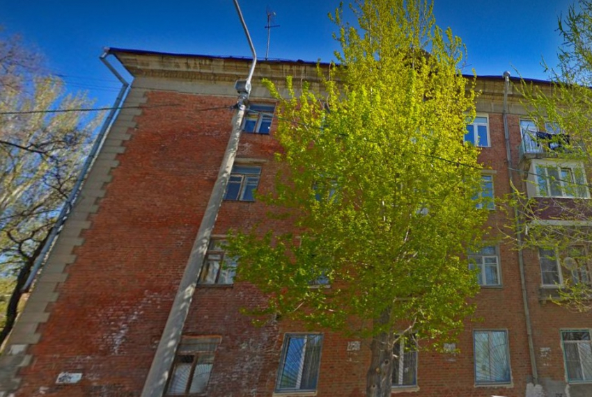 В Волгограде расселяют «адскую» четырехэтажку с падающими на голову потолками