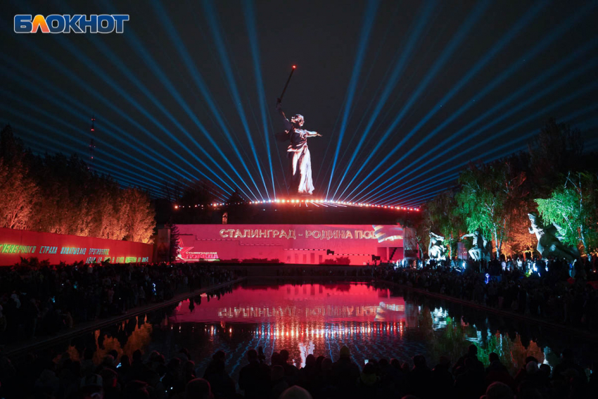 В Мариуполе зажгли Вечный огонь от лампады с Мамаева кургана