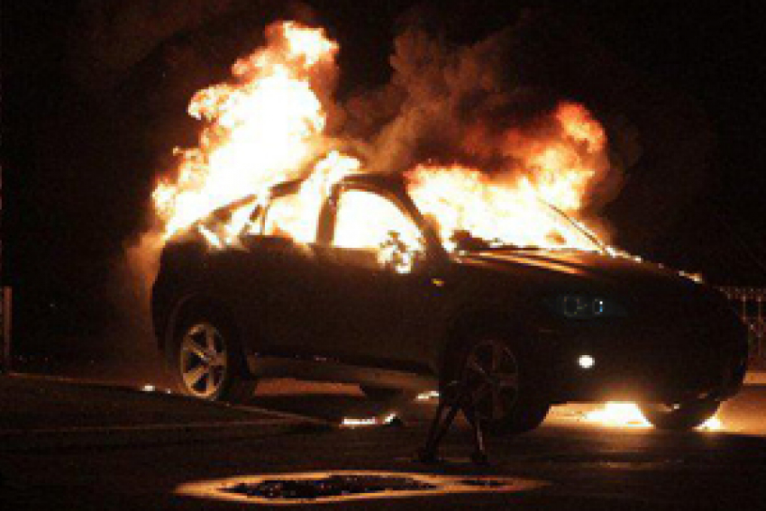 Под Волгоградом сгорел автомобиль BYD вместе с водителем
