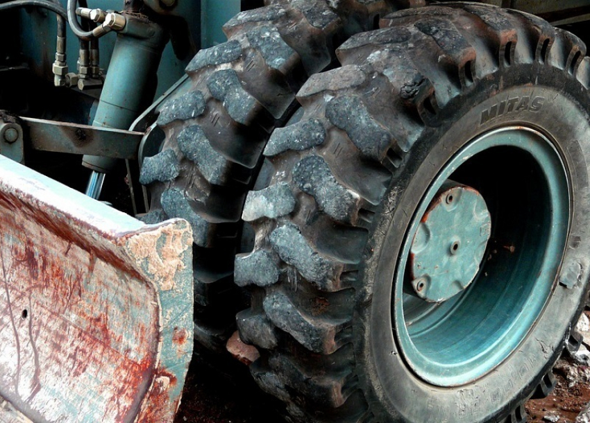  Двухлетнюю малышку нашли в колесе трактора в Волгоградской области