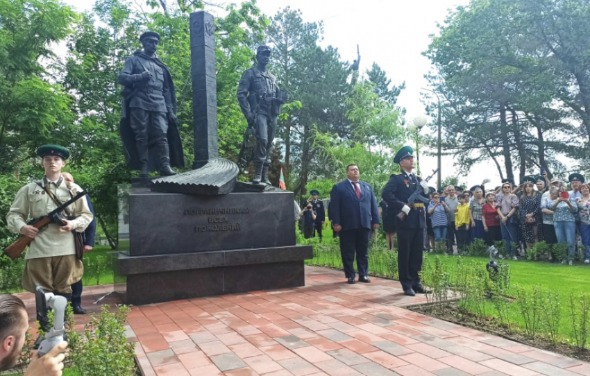 Новая скульптура появилась на площади Чекистов в Волгограде