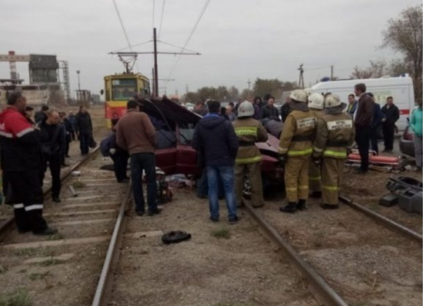 Стали известны подробности ДТП со смятой в гармошку «двенадцатой» в Волжском: погиб мужчина