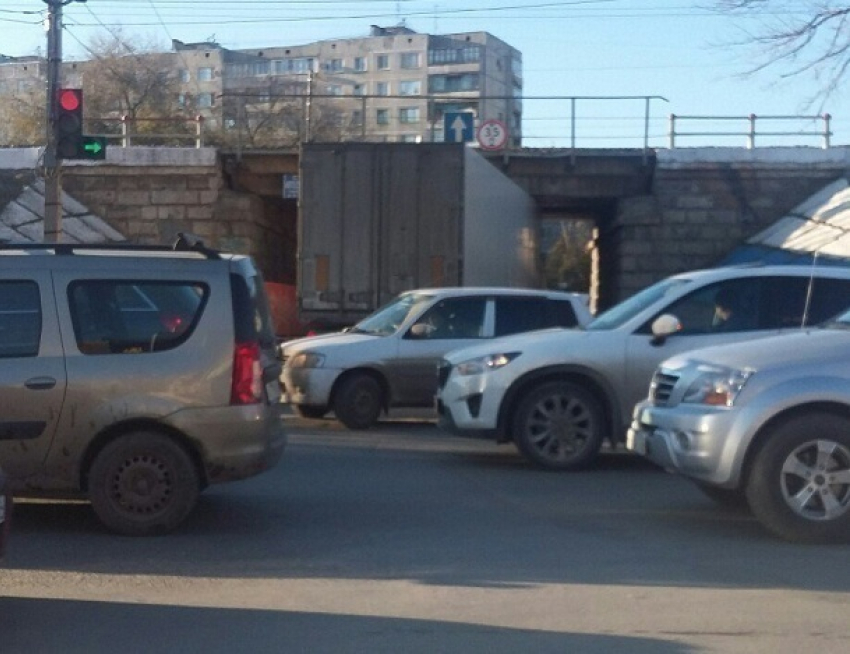 Движение в Волгограде парализовала фура, застрявшая под мостом 