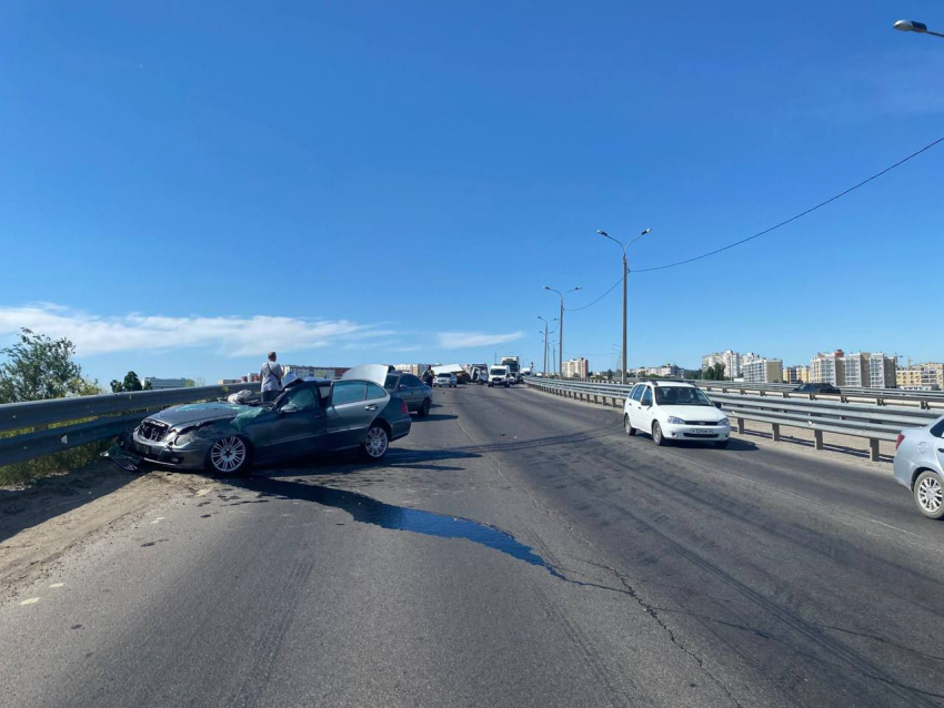 Водитель Mercedes попал в реанимацию после жесткого столкновения с ГАЗелью в Волгограде 