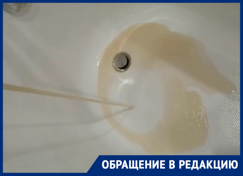 Жительница Волгограда сняла на видео ржавую воду, которая два месяца струится из кранов