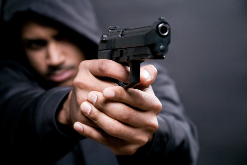 В Городищенском районе двое парней напали с пистолетом на продавца