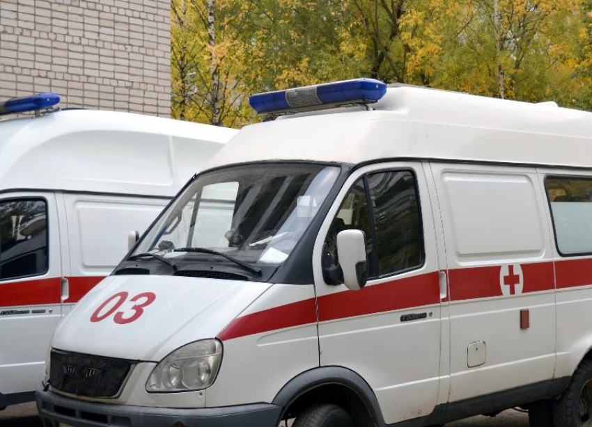 Женщина-водитель за рулем «Оки» протаранила машину скорой в Волжском: помощь оказали на месте