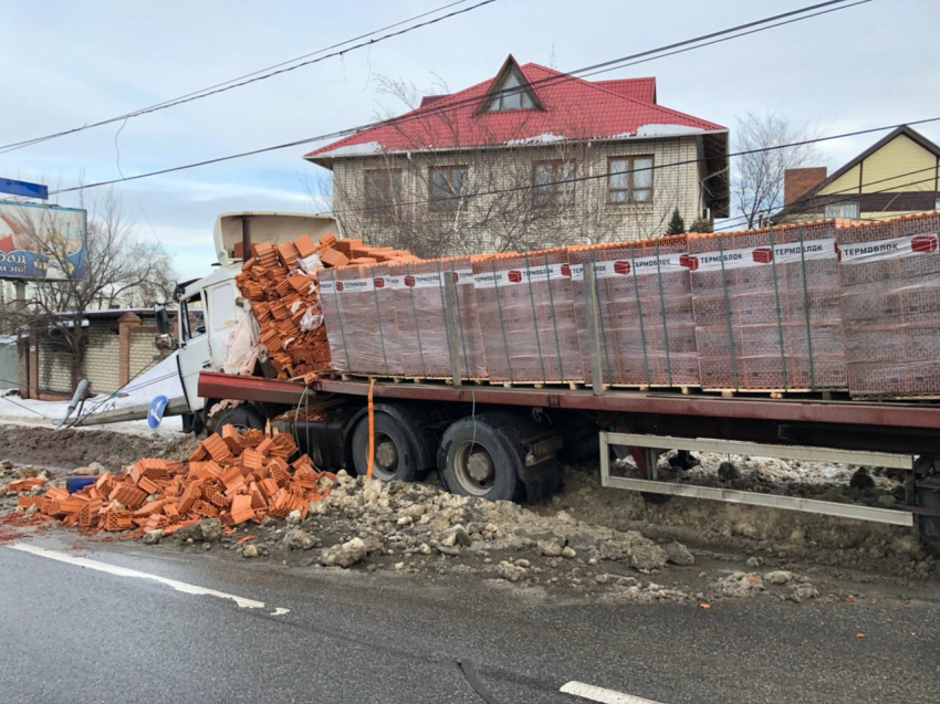 В Волгограде молодая девушка устроила ДТП: трое попали в больницу