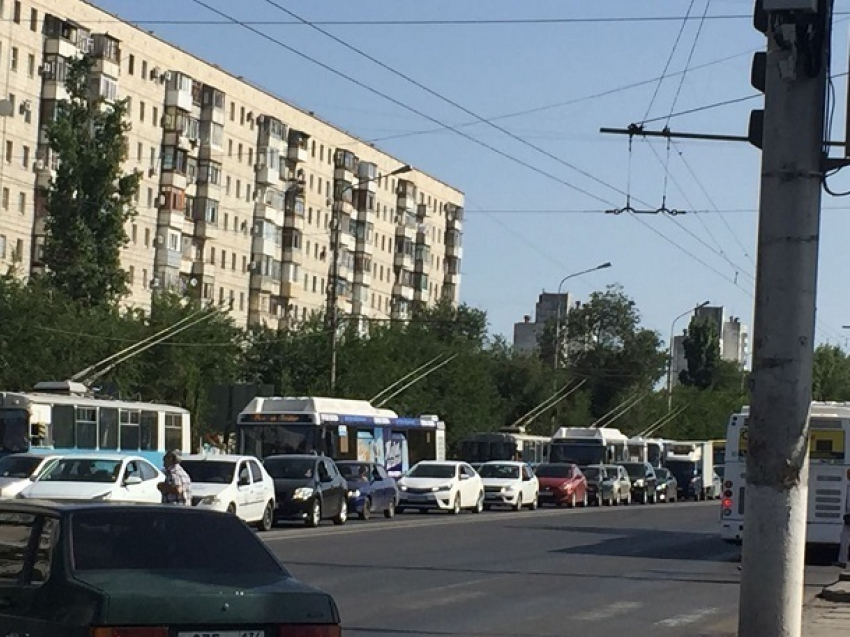 Между двух миров: волгоградцы и волжане застряли в многокилометровой пробке