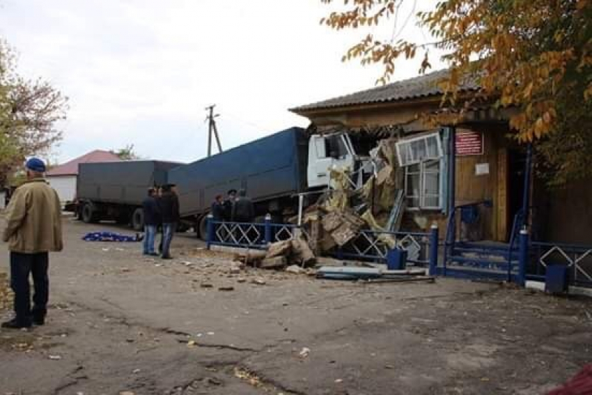 Под Урюпинском фура врезалась в здание сельской администрации: водитель погиб