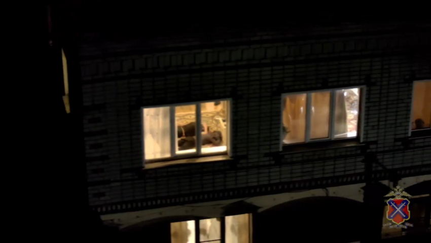 Дроны спустили на жилье подозрительных людей в Волгоградской области – видео