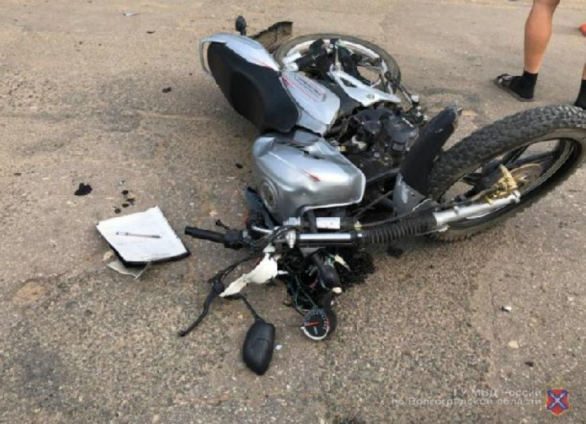 Двое детей на скутере протаранили КамАЗ под Волгоградом: 14-летний пассажир погиб, водитель в больнице