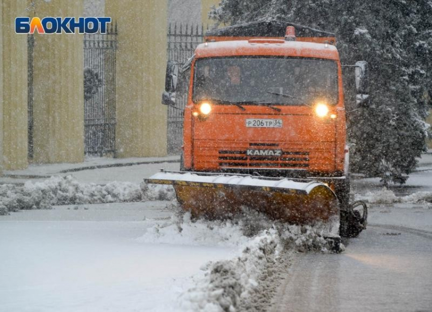 Сразу две снегоуборочные машины попали в ДТП в Волгограде