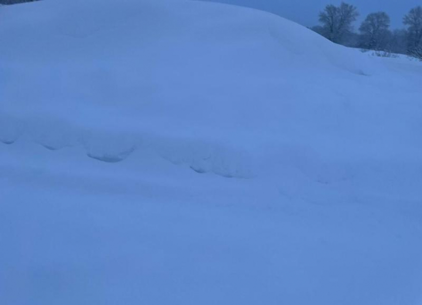 Жирновск замело сугробами в пол человеческого роста: людям приходится откапываться