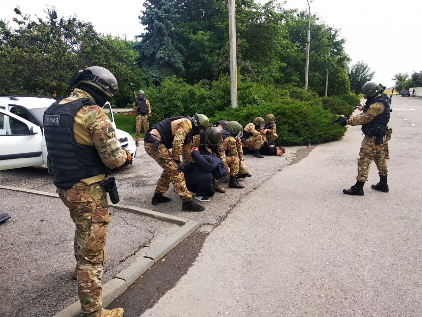 Людей с оружием в камуфляже заметили на юге Волгограда 