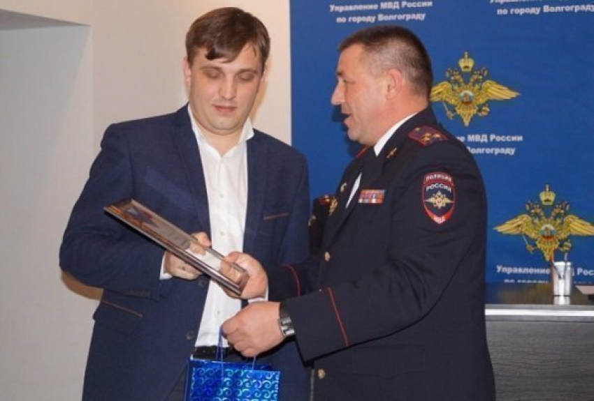 Полицейские вручили ценный подарок волгоградцу, спасшему годовалого мальчика
