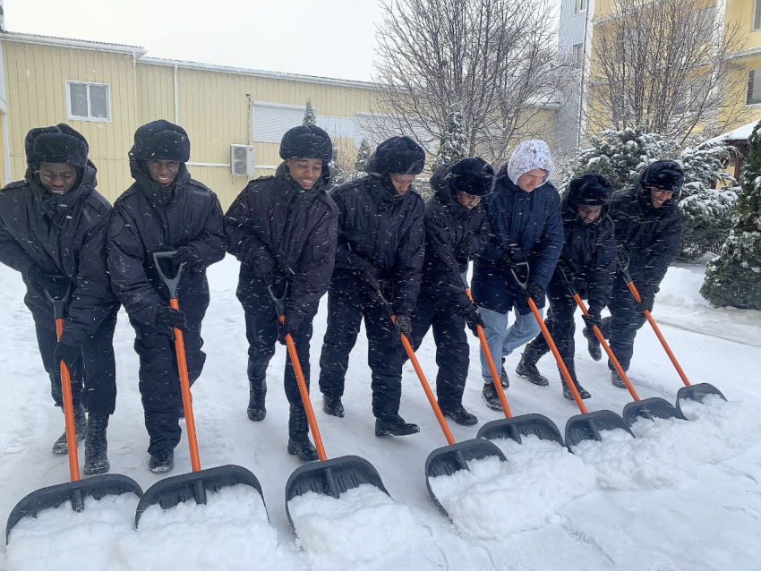 Будущие полицейские из Африки впервые увидели снег в Волгограде