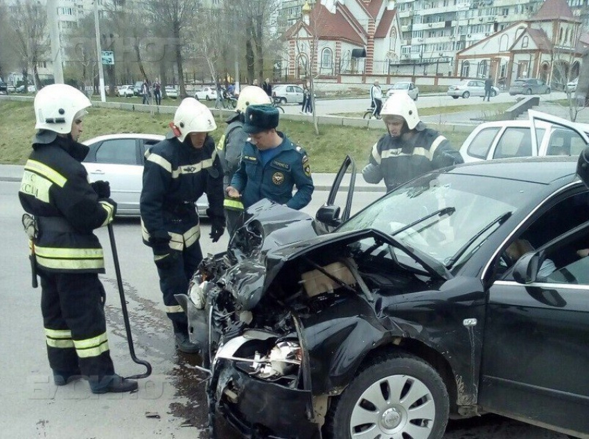В столкновении Audi и «Нивы» в центре Волгограда пострадали два человека