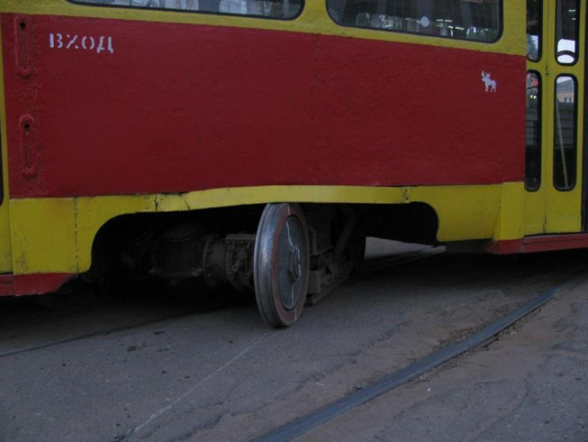Грузовик врезался в трамвай в Волгограде: есть пострадавшие